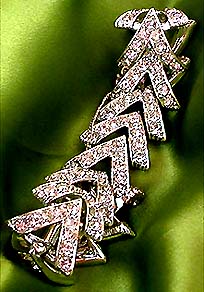 a beautiful vintage costume jewelry bracelet unsigned