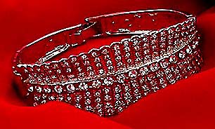 a beautiful vintage costume jewelry bracelet unsigned