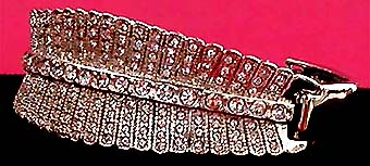 a beautiful vintage costume jewelry bracelet unsigned
