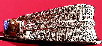 a beautiful vintage costume jewelry bracelet unsigned
