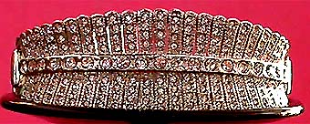 a beautiful vintage costume jewelry bracelet unsigned