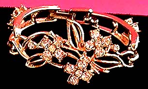a beautiful vintage costume jewelry bracelet unsigned
