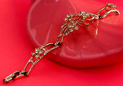 a beautiful vintage costume jewelry bracelet unsigned