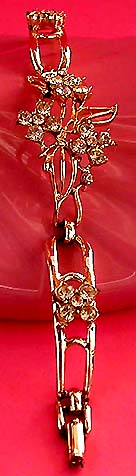 a beautiful vintage costume jewelry bracelet unsigned