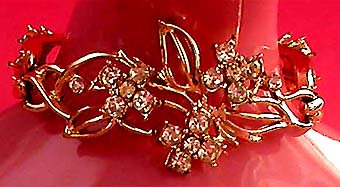 a beautiful vintage costume jewelry bracelet unsigned