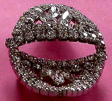 a beautiful vintage costume jewelry brooch unsigned