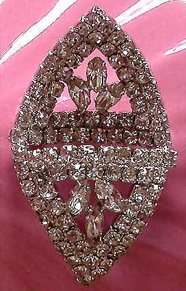 a beautiful vintage costume jewelry brooch unsigned