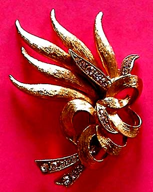 a beautiful vintage costume jewelry brooch unsigned