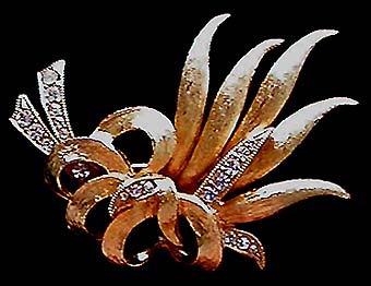 a beautiful vintage costume jewelry brooch unsigned