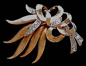 a beautiful vintage costume jewelry brooch unsigned