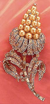 a beautiful vintage costume jewelry brooch unsigned
