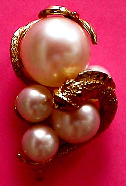 a beautiful vintage costume jewelry brooch unsigned