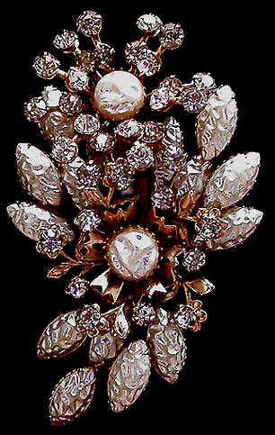 a beautiful vintage costume jewelry brooch unsigned