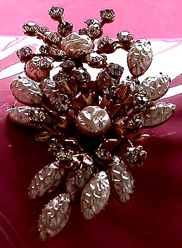 a beautiful vintage costume jewelry brooch unsigned