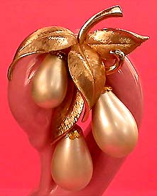 a beautiful vintage costume jewelry earrings unsigned