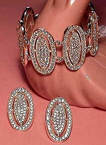 a beautiful Lisner vintage costume jewelry necklace and earrings