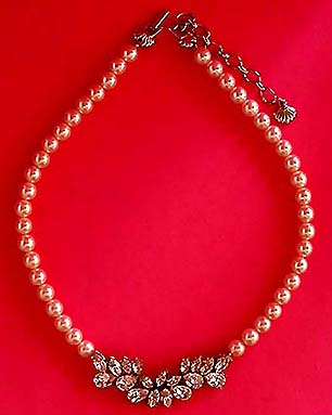 a beautiful vintage costume jewelry necklace unsigned