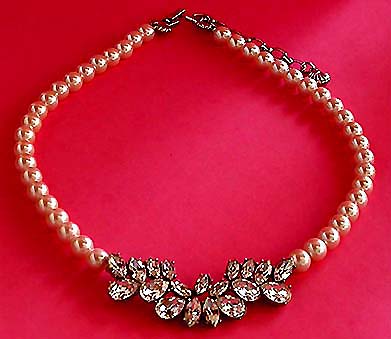 a beautiful vintage costume jewelry necklace unsigned
