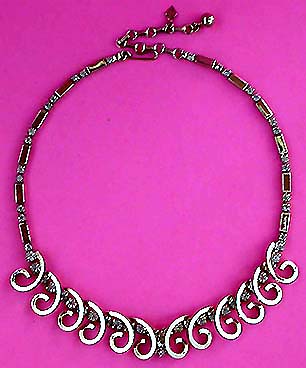 a beautiful vintage costume jewelry necklace unsigned