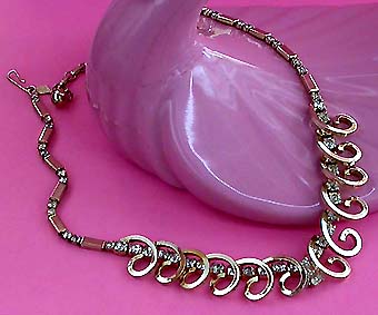 a beautiful vintage costume jewelry necklace unsigned