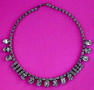 a beautiful vintage costume jewelry necklace unsigned