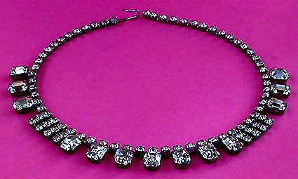 a beautiful vintage costume jewelry necklace unsigned