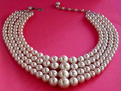 a beautiful vintage costume jewelry necklace unsigned