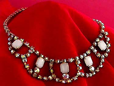 a beautiful vintage costume jewelry necklace unsigned