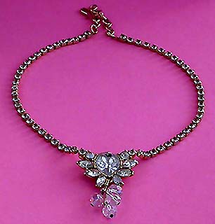 a beautiful vintage costume jewelry necklace unsigned