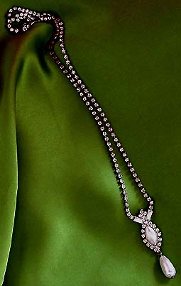 a beautiful vintage costume jewelry necklace unsigned