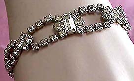 a beautiful vintage costume jewelry bracelet unsigned