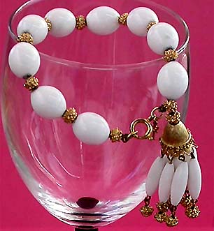 a beautiful vintage costume jewelry bracelet unsigned