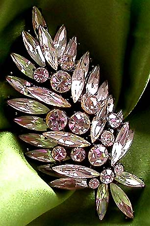 a beautiful vintage costume jewelry brooch unsigned a beautiful vintage costume jewelry brooch unsigned