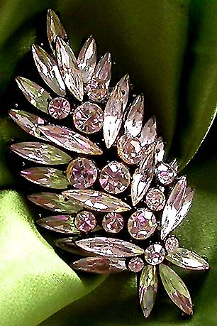 a beautiful vintage costume jewelry brooch unsigned