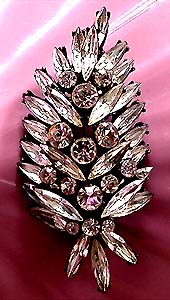 a beautiful vintage costume jewelry earrings unsigned