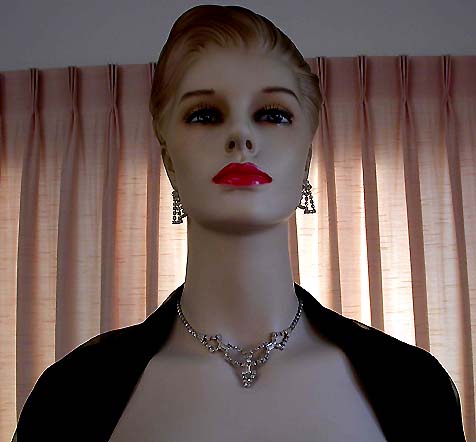 a beautiful vintage costume jewelry necklace unsigned