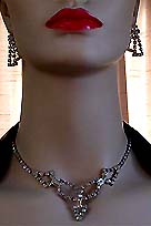 a beautiful vintage costume jewelry necklace unsigned