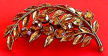 a beautiful vintage costume jewelry Brooch unsigned
