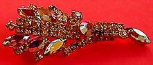 a beautiful vintage costume jewelry Brooch unsigned
