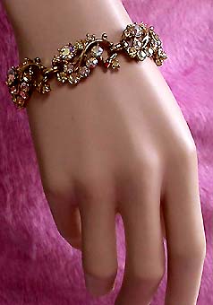 a beautiful vintage costume jewelry bracelet unsigned