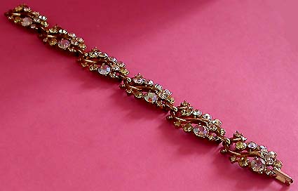 a beautiful vintage costume jewelry bracelet unsigned