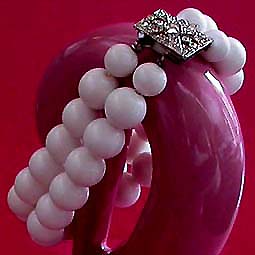 a beautiful vintage costume jewelry bracelet unsigned