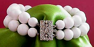 a beautiful vintage costume jewelry bracelet unsigned