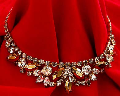 a beautiful vintage costume jewelry necklace unsigned