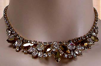a beautiful vintage costume jewelry necklace unsigned