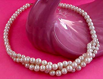 a beautiful vintage costume jewelry necklace unsigned