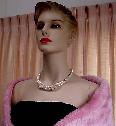 a beautiful vintage costume jewelry necklace unsigned