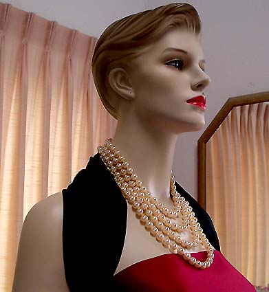 a beautiful vintage costume jewelry necklace unsigned