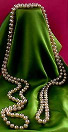 a beautiful vintage costume jewelry Brooch unsigned