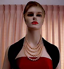 a beautiful vintage costume jewelry Brooch unsigned